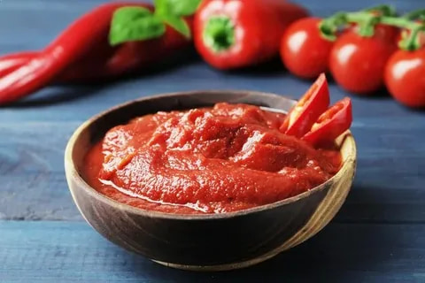 تصویر 1 از رب گوجه فرنگی فلفلی با ترکیب متعادل گوجه و فلفل برای ایجاد طعمی گرم و لایه دار